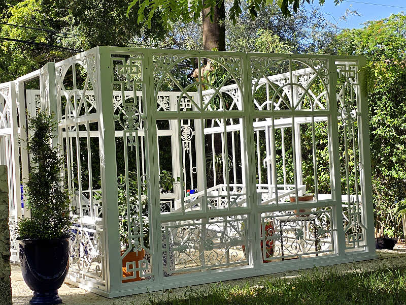 small Victorian style greenhouse ， Victorian style greenhouse， Steel and glass